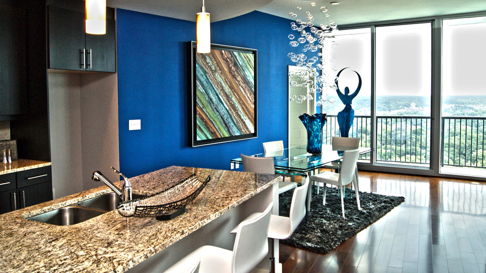 Modelo de comedor de cocina minimalista pequeño con paredes azules y suelo de madera en tonos medios