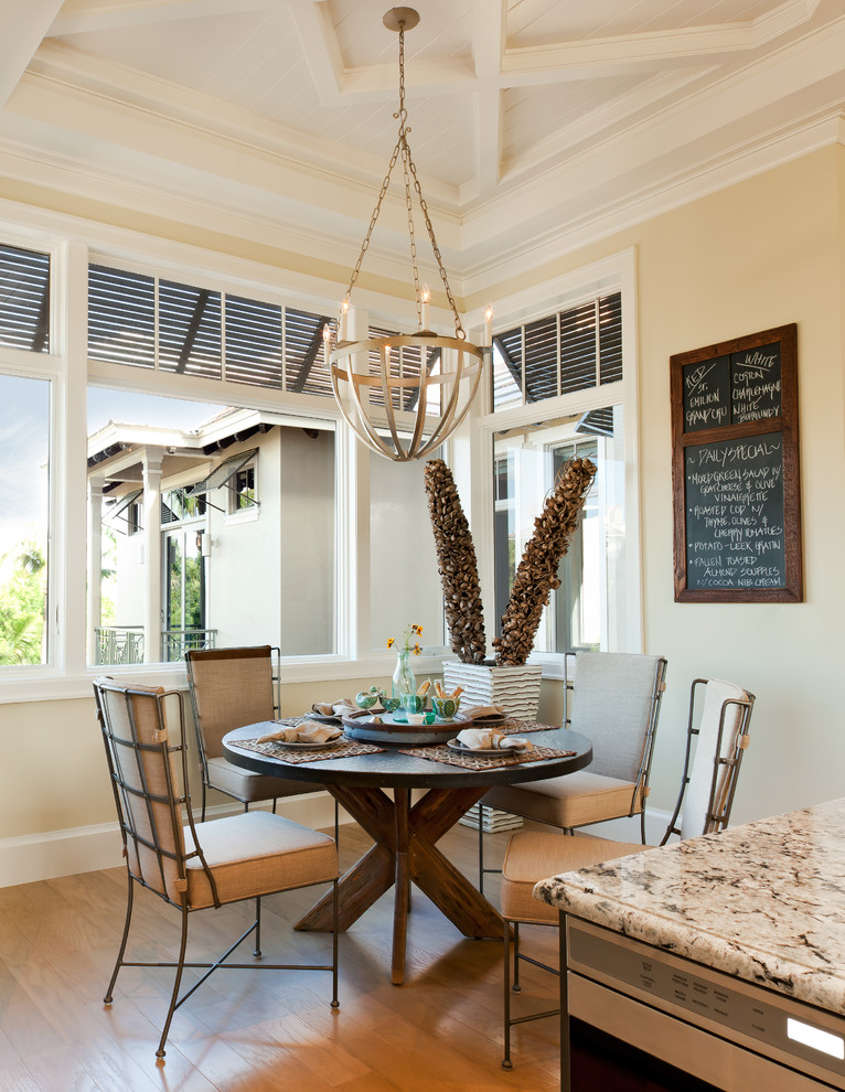 Klassische Wohnküche mit beiger Wandfarbe und braunem Holzboden in Miami