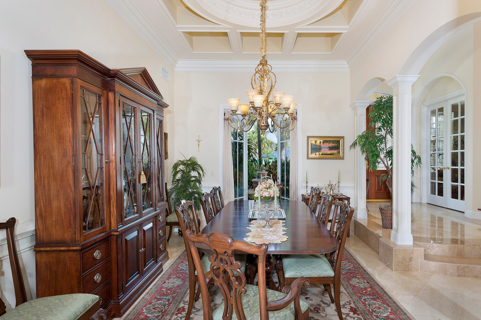 Foto di una sala da pranzo aperta verso il soggiorno tropicale di medie dimensioni con pareti beige, pavimento in gres porcellanato, pavimento beige e nessun camino