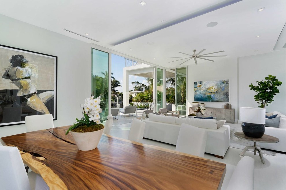 Offenes, Mittelgroßes Modernes Esszimmer ohne Kamin mit beiger Wandfarbe, Porzellan-Bodenfliesen und beigem Boden in Miami