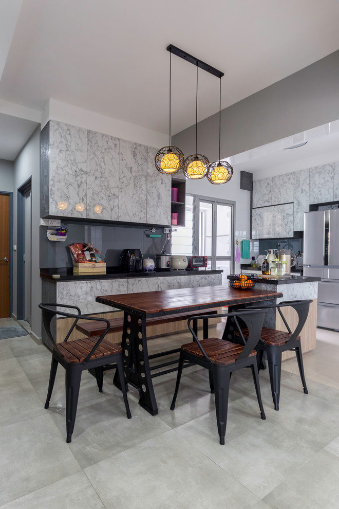 Stilmix Wohnküche mit grauer Wandfarbe, Betonboden und grauem Boden in Singapur