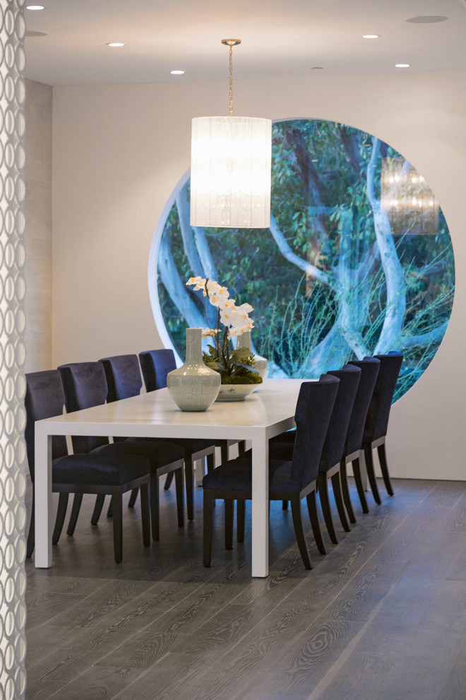 Immagine di una sala da pranzo minimalista chiusa e di medie dimensioni con pareti bianche