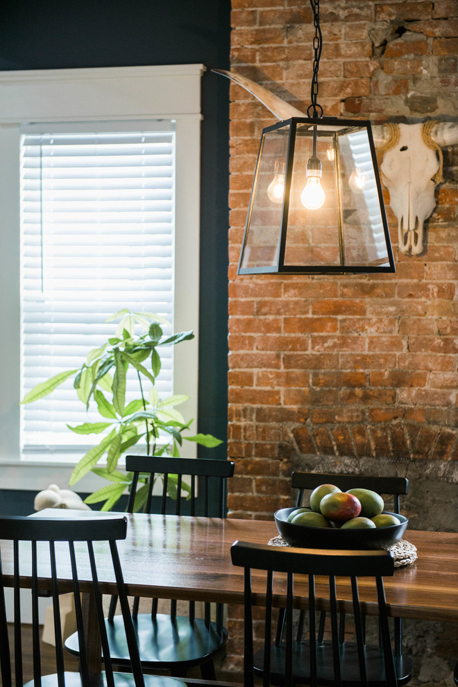 Esempio di una piccola sala da pranzo aperta verso la cucina boho chic con pareti blu, parquet scuro e pavimento marrone