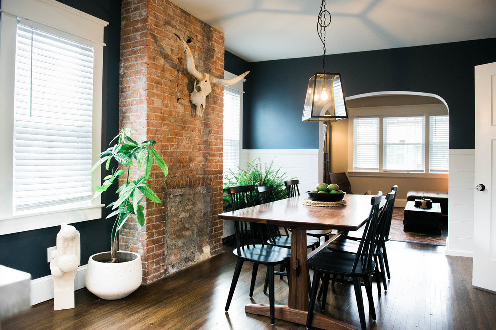 Foto di una piccola sala da pranzo aperta verso la cucina boho chic con pareti blu, parquet scuro e pavimento marrone