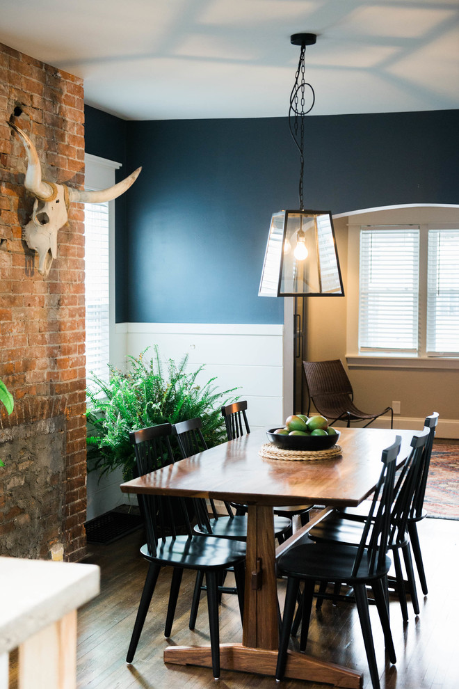 Eklektisk inredning av ett litet kök med matplats, med blå väggar, mörkt trägolv och brunt golv