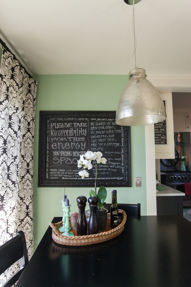 Cette image montre une petite salle à manger traditionnelle fermée avec un mur vert, parquet peint, aucune cheminée et un sol vert.