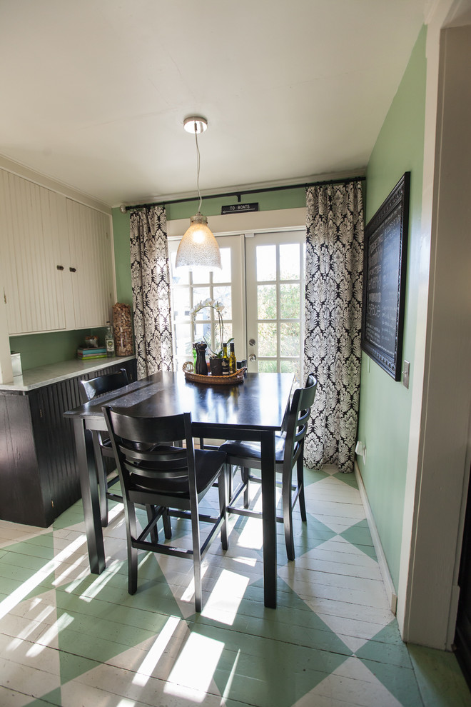 Cette photo montre une petite salle à manger chic fermée avec parquet peint, un mur vert, aucune cheminée et un sol vert.