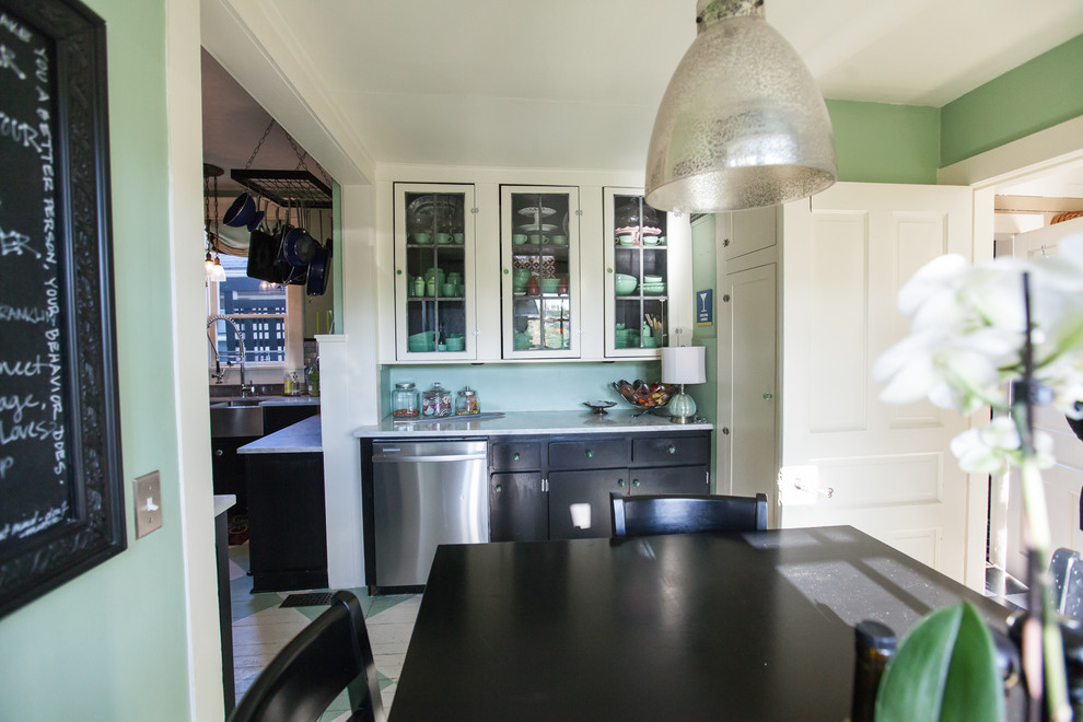 Idéer för en liten klassisk separat matplats, med målat trägolv, grönt golv och gröna väggar