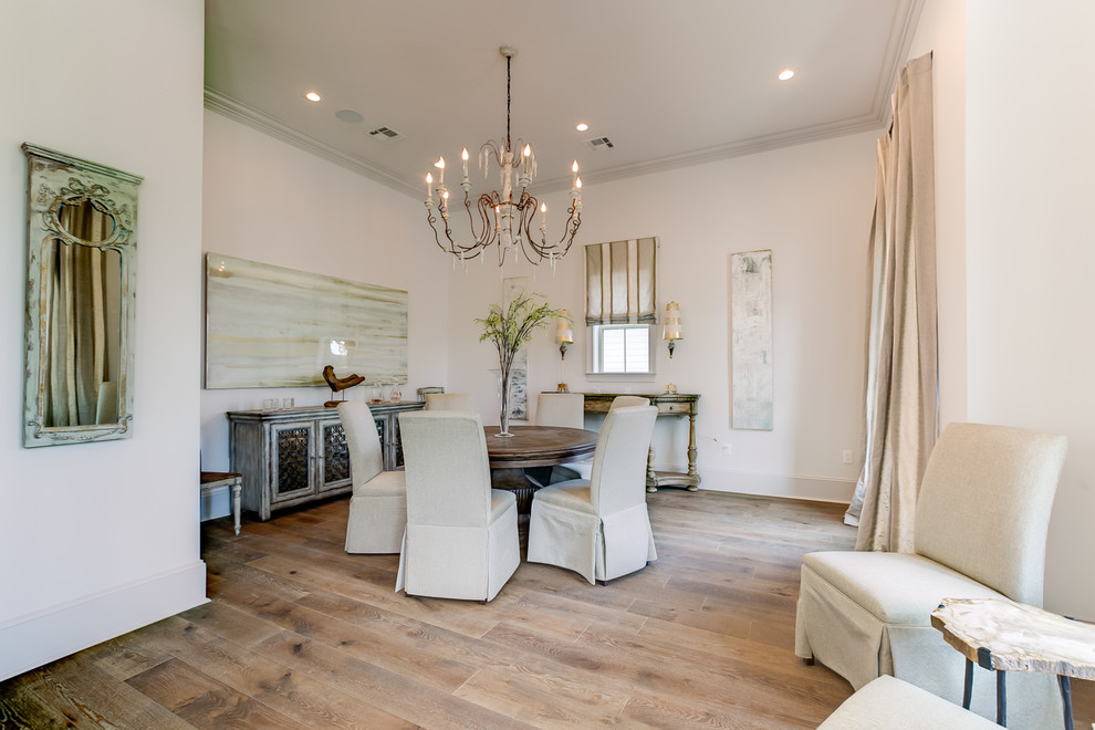 Idées déco pour une grande salle à manger ouverte sur le salon romantique avec un mur blanc, aucune cheminée, parquet clair et un sol beige.