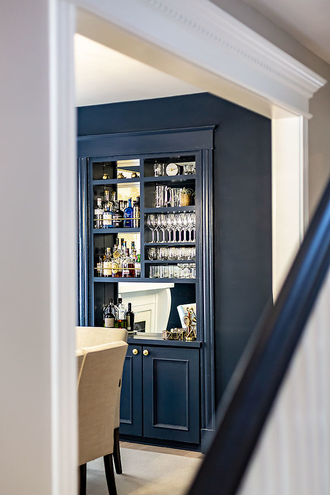 Geschlossenes, Mittelgroßes Klassisches Esszimmer mit blauer Wandfarbe, hellem Holzboden, Kamin und gefliester Kaminumrandung in Richmond