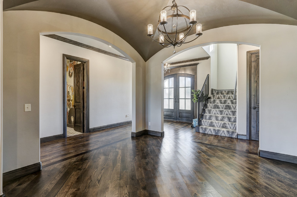 Esempio di una grande sala da pranzo tradizionale chiusa con pareti beige, pavimento in legno massello medio e pavimento marrone
