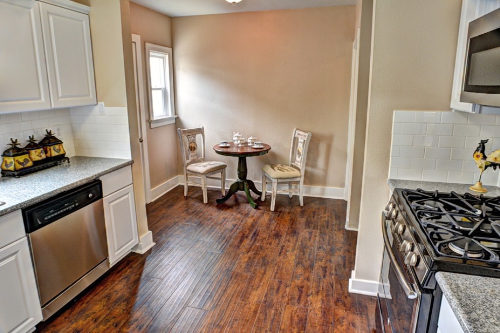 Idées déco pour une petite salle à manger ouverte sur la cuisine classique avec un mur beige et un sol en bois brun.
