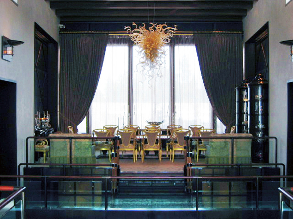 Пример оригинального дизайна: большая гостиная-столовая в классическом стиле с разноцветными стенами и полом из сланца без камина
