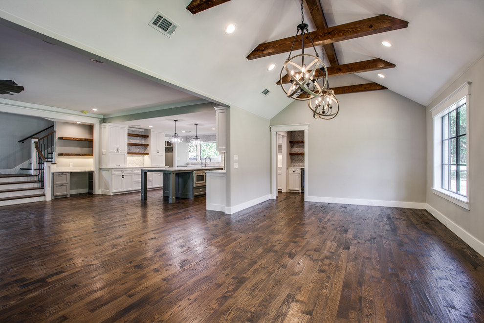 Mittelgroße Klassische Wohnküche mit grauer Wandfarbe, braunem Holzboden und braunem Boden in Dallas