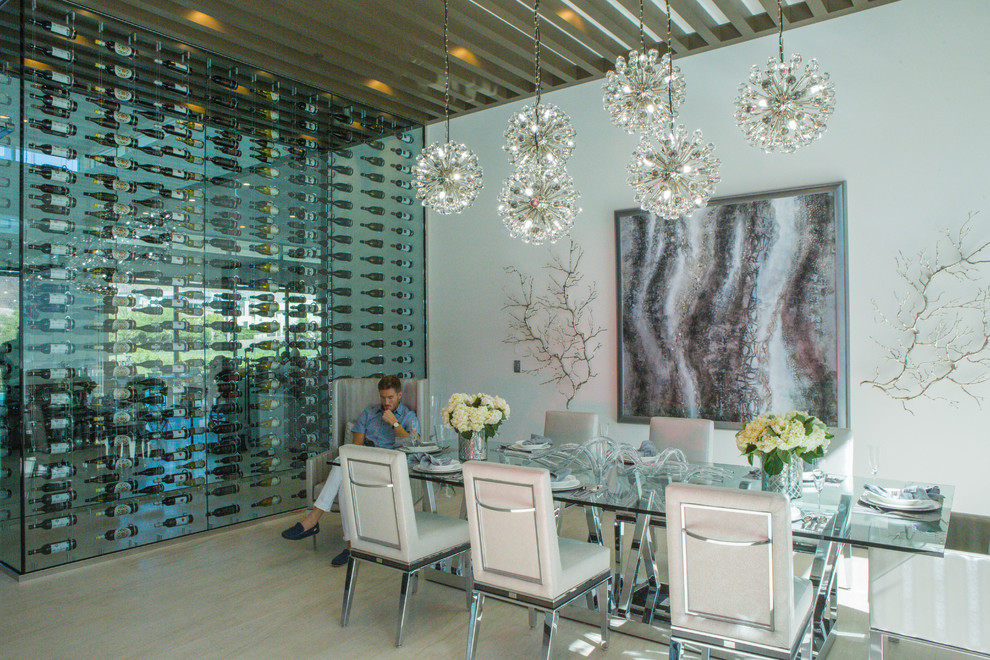 Offenes, Geräumiges Modernes Esszimmer ohne Kamin mit weißer Wandfarbe, Porzellan-Bodenfliesen und beigem Boden in Las Vegas