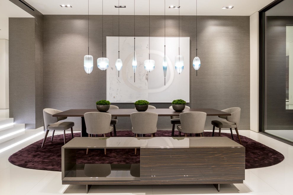 Immagine di una sala da pranzo aperta verso il soggiorno contemporanea con pareti beige e pavimento beige
