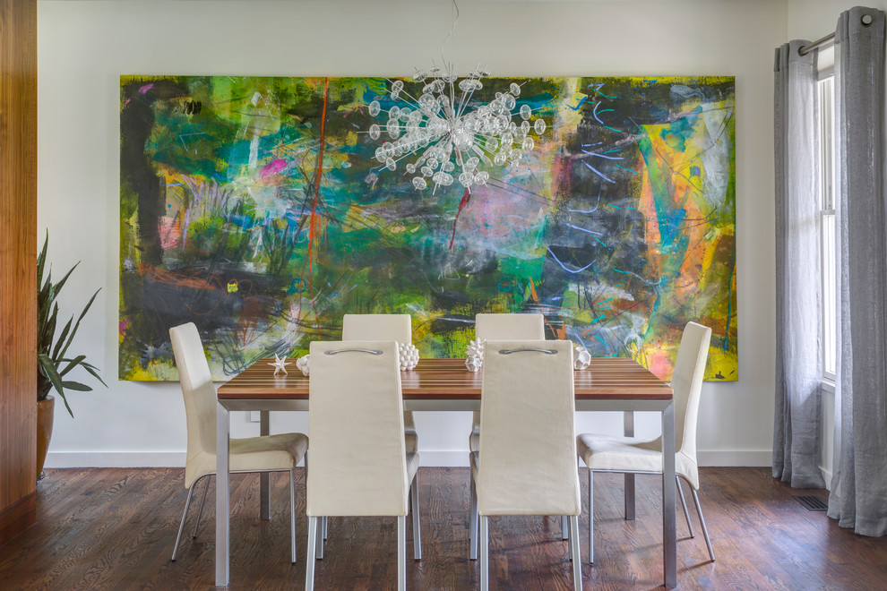 Inspiration pour une rideau de salle à manger design avec un mur blanc et un sol en bois brun.
