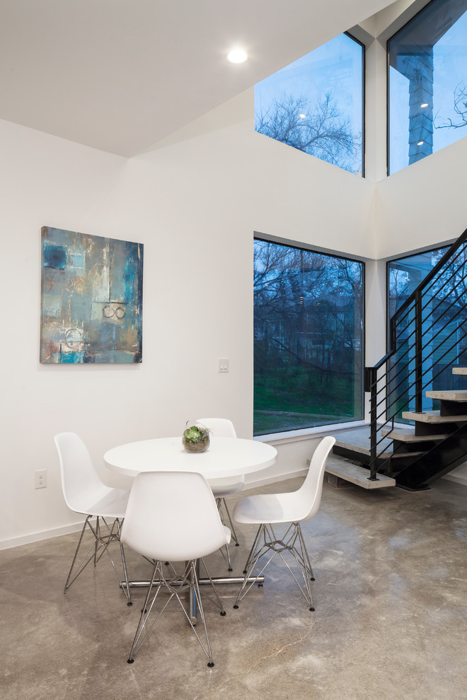 Kleine Moderne Wohnküche mit weißer Wandfarbe, Betonboden, grauem Boden und eingelassener Decke in Austin
