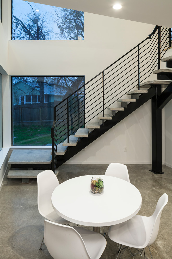 Стильный дизайн: маленькая кухня-столовая в стиле модернизм с белыми стенами, бетонным полом, серым полом и многоуровневым потолком для на участке и в саду - последний тренд