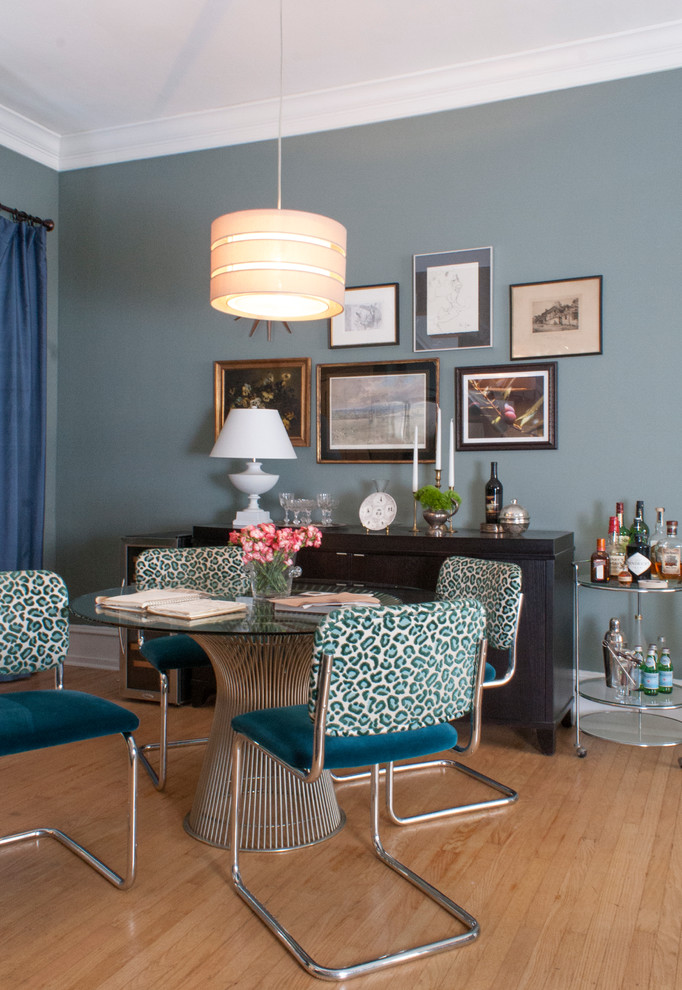 Réalisation d'une petite salle à manger ouverte sur le salon tradition avec un mur gris, parquet clair et éclairage.