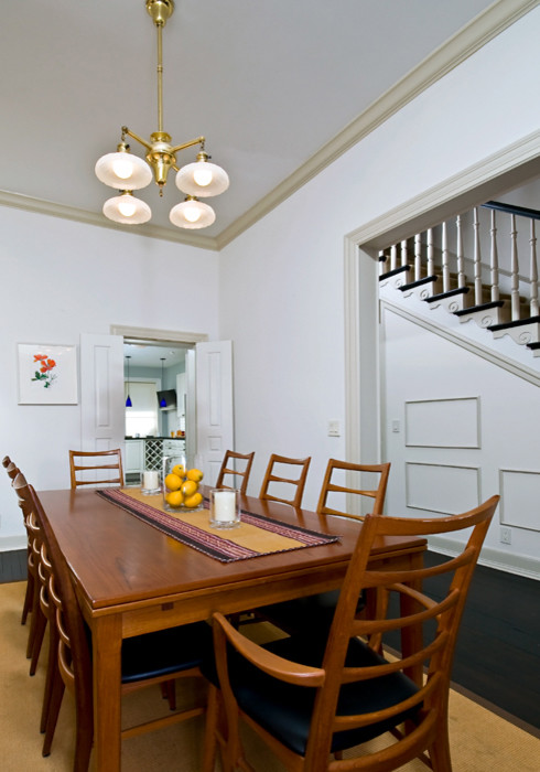 Immagine di una sala da pranzo aperta verso la cucina chic di medie dimensioni con pareti bianche, pavimento in legno verniciato e nessun camino