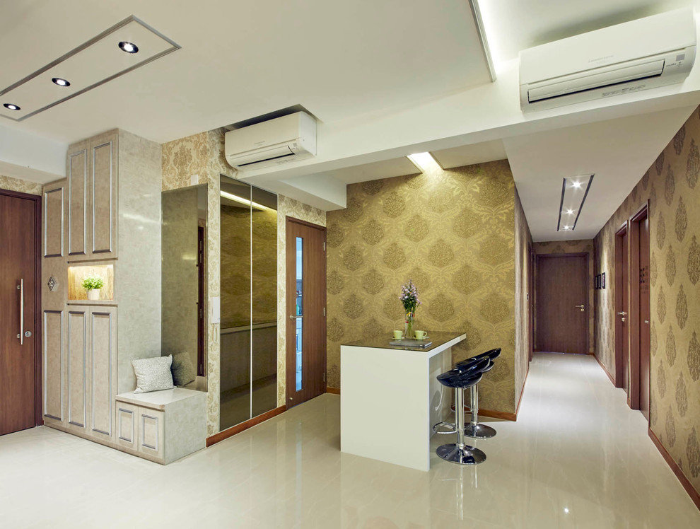 Mittelgroßes Modernes Esszimmer mit beiger Wandfarbe und Porzellan-Bodenfliesen in Singapur