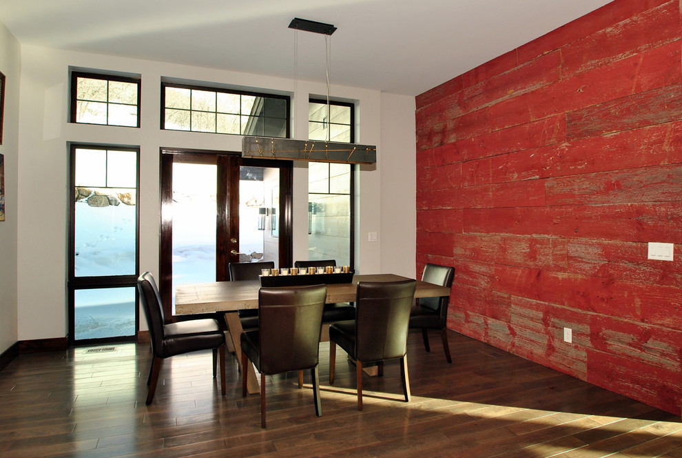 Ispirazione per una sala da pranzo design chiusa e di medie dimensioni con pareti rosse, parquet scuro, nessun camino e pavimento marrone