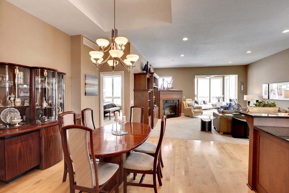 Kitchen/dining room combo - mid-sized traditional kitchen/dining room combo idea in Minneapolis