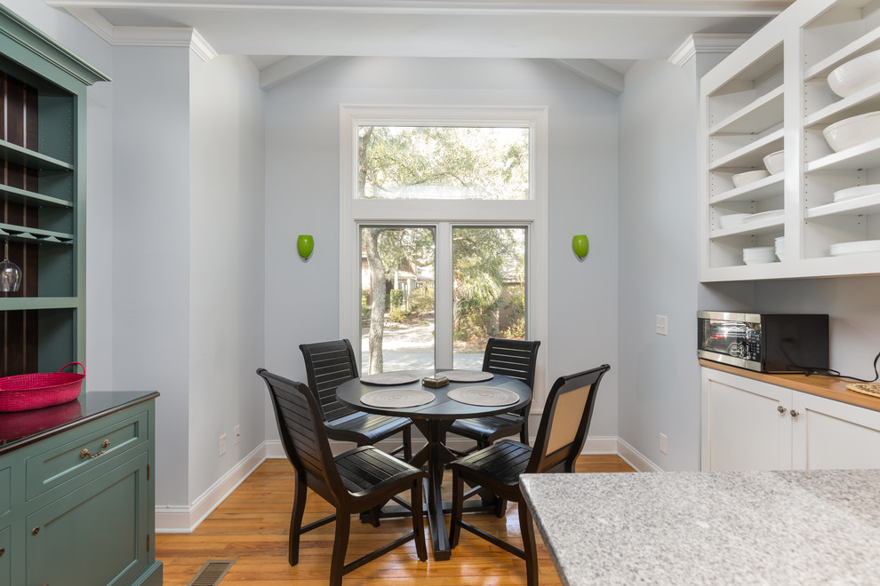 Mittelgroße Maritime Wohnküche mit grauer Wandfarbe und braunem Holzboden in Charleston