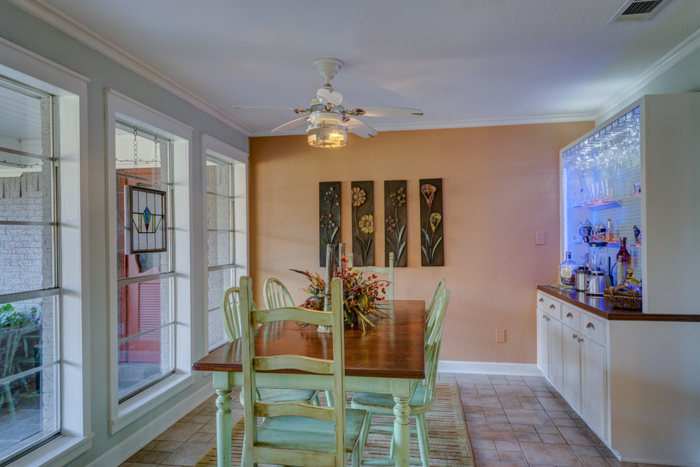 Réalisation d'une salle à manger ouverte sur le salon champêtre de taille moyenne avec un mur orange et un sol en carrelage de céramique.