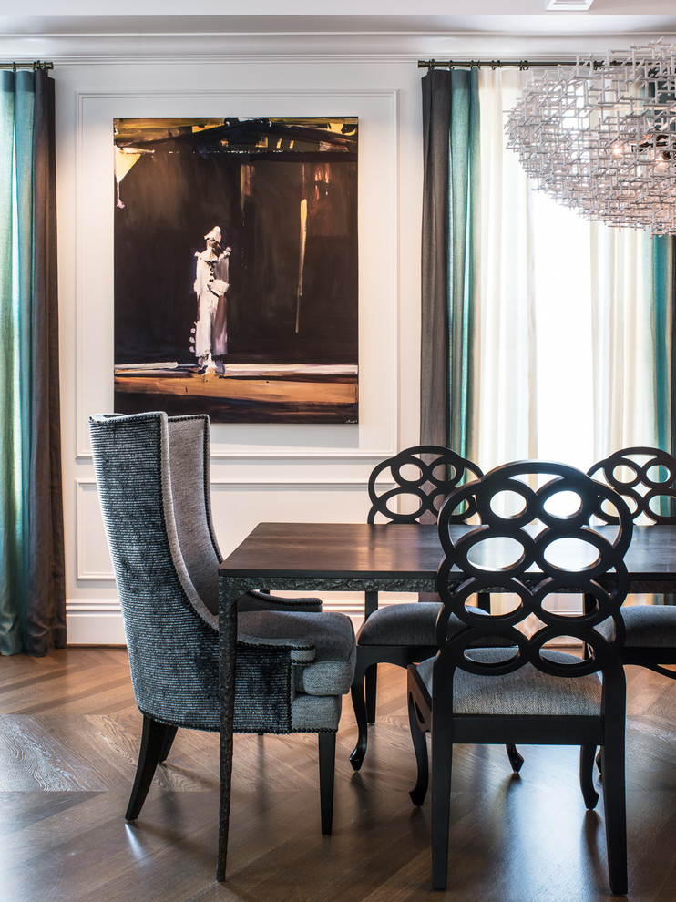 Foto de comedor ecléctico con paredes blancas