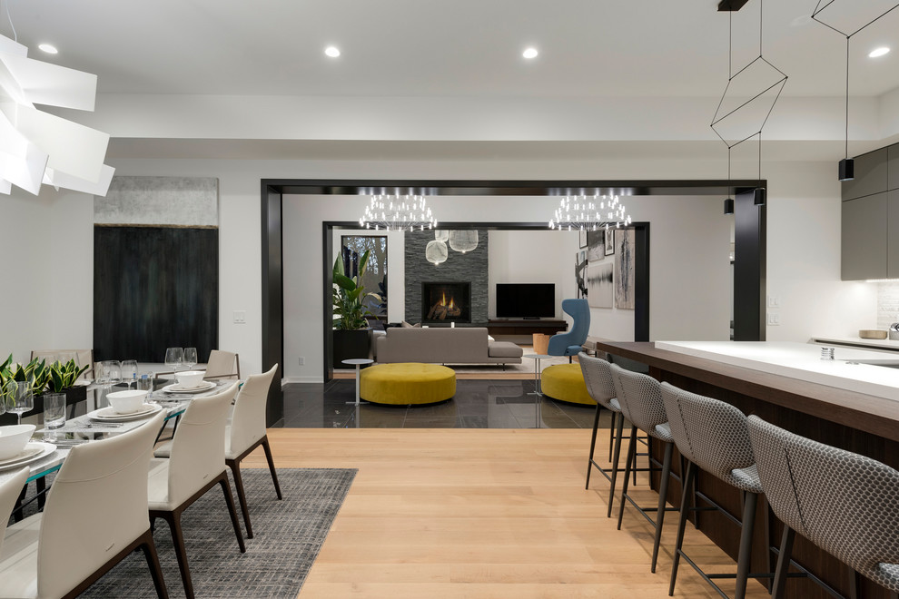 Ispirazione per una grande sala da pranzo aperta verso la cucina design con pareti bianche, pavimento in legno massello medio e pavimento marrone
