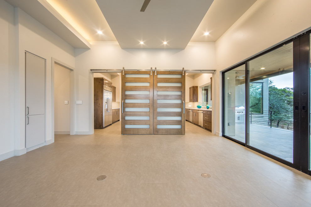 Mittelgroßes Modernes Esszimmer mit weißer Wandfarbe, braunem Holzboden, Kamin und Kaminumrandung aus Stein in Austin