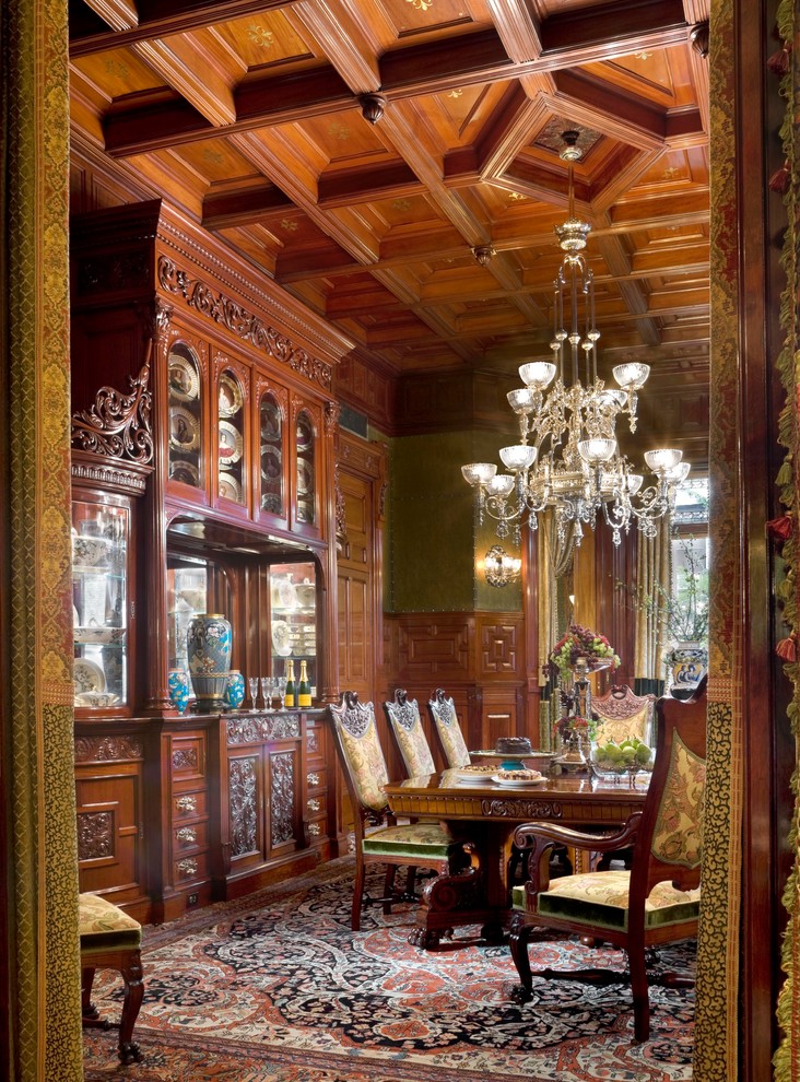 Imagen de comedor clásico de tamaño medio cerrado sin chimenea con paredes verdes y suelo de madera en tonos medios