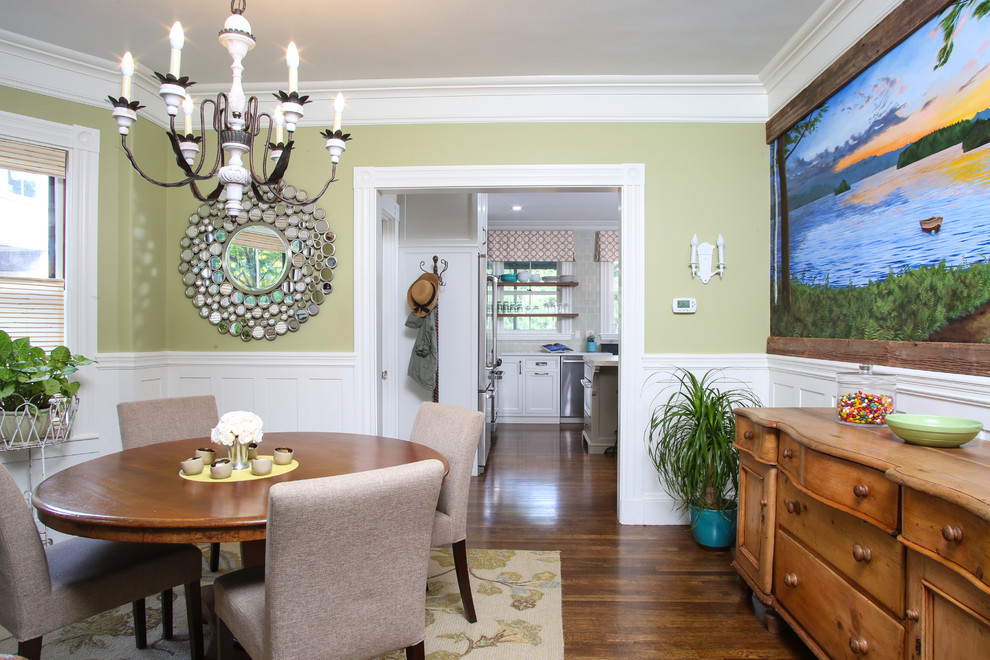 Modelo de comedor clásico renovado con paredes verdes y suelo de madera en tonos medios