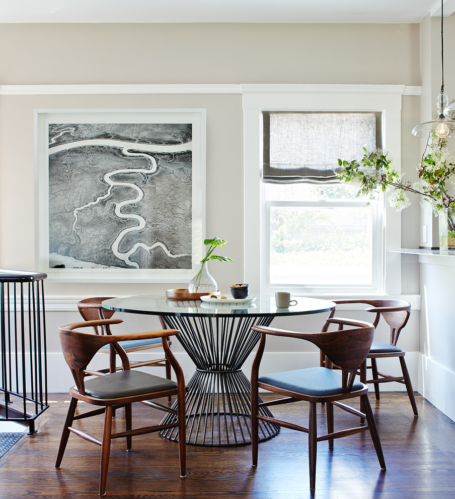 Immagine di una piccola sala da pranzo aperta verso il soggiorno design con pareti beige, parquet scuro e nessun camino