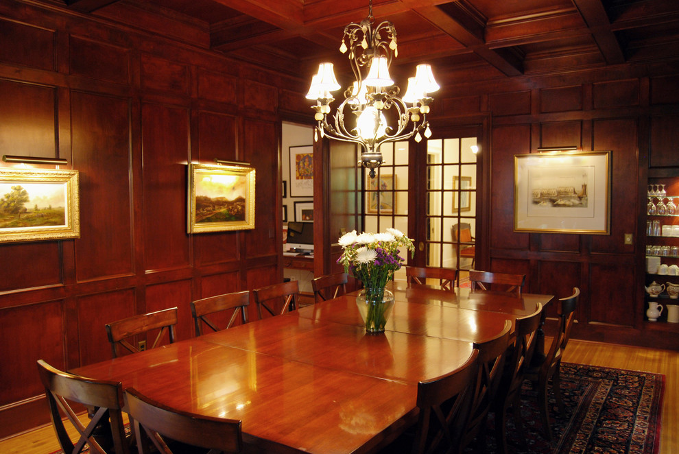 Aménagement d'une grande salle à manger ouverte sur la cuisine classique avec un mur marron, parquet clair et aucune cheminée.