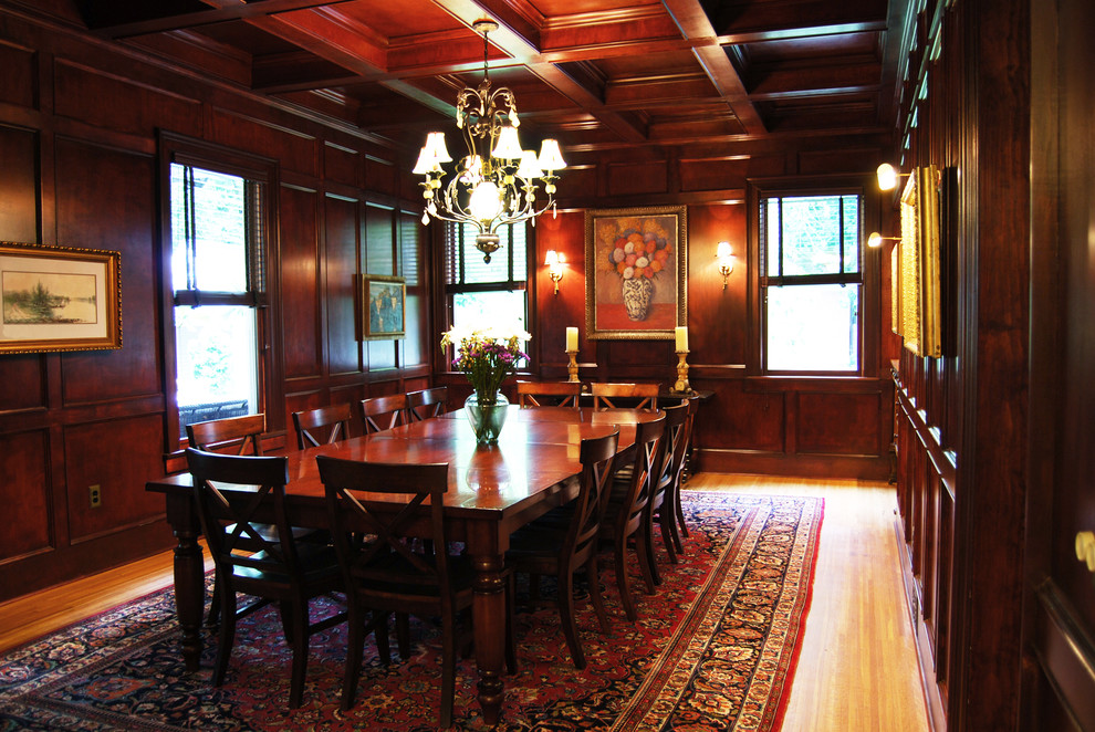 Пример оригинального дизайна: большая кухня-столовая в классическом стиле с коричневыми стенами и светлым паркетным полом без камина
