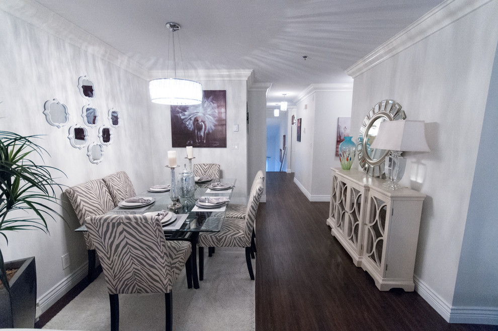 Esempio di una piccola sala da pranzo aperta verso il soggiorno moderna con pareti bianche e parquet scuro