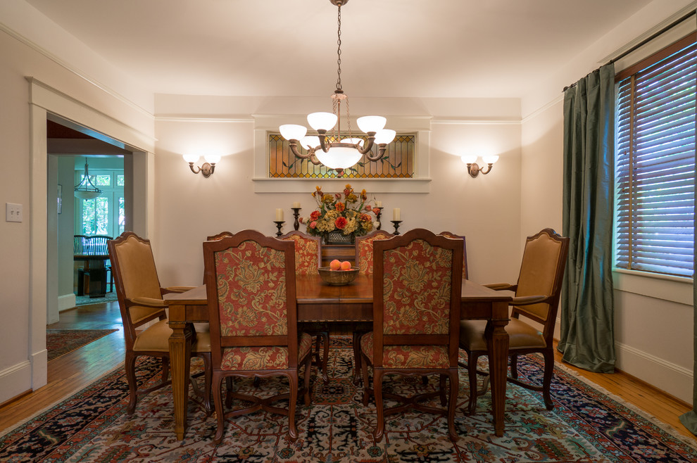 This is an example of a classic dining room in Charleston.