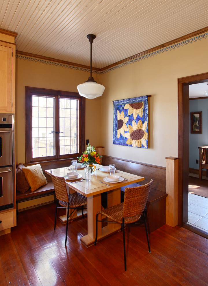 Idee per una sala da pranzo aperta verso la cucina stile americano con pareti beige e pavimento in legno massello medio