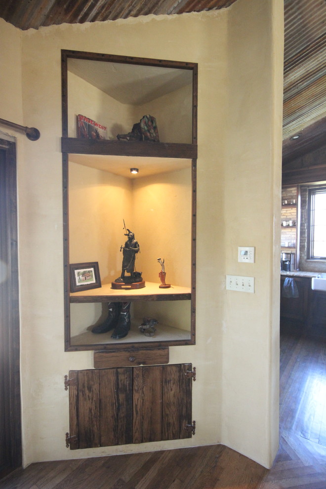 Mittelgroße Rustikale Wohnküche ohne Kamin mit beiger Wandfarbe und braunem Holzboden in Austin