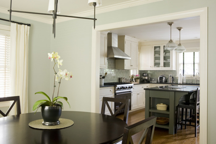 Mittelgroße Klassische Wohnküche ohne Kamin mit grauer Wandfarbe und braunem Holzboden in New York