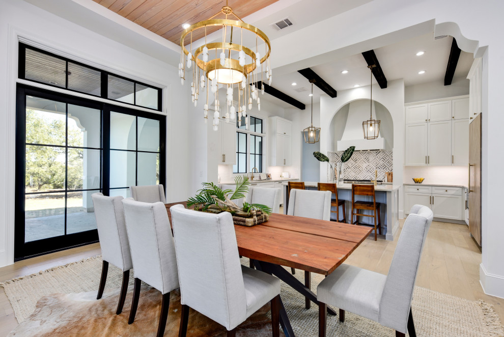 Inspiration pour une salle à manger ouverte sur la cuisine traditionnelle avec un mur blanc, parquet clair, un sol beige, un plafond décaissé et un plafond en bois.