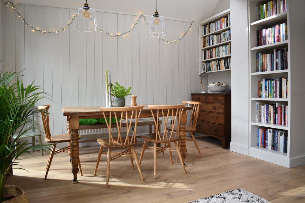 Ispirazione per una sala da pranzo aperta verso il soggiorno stile americano di medie dimensioni con pavimento in legno massello medio