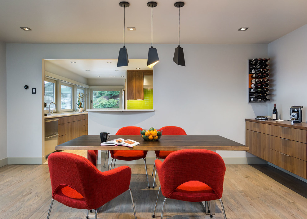 Esempio di una grande sala da pranzo aperta verso la cucina contemporanea con pareti grigie e parquet chiaro