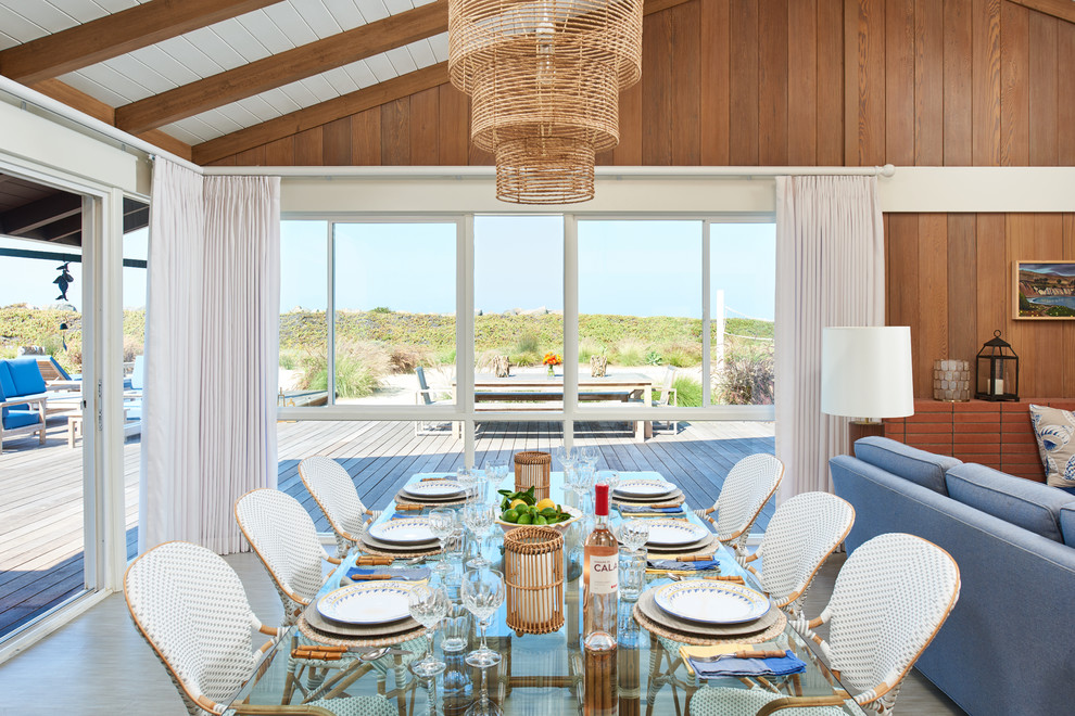 На фото: гостиная-столовая среднего размера в стиле ретро с полом из винила, коричневыми стенами и серым полом без камина с