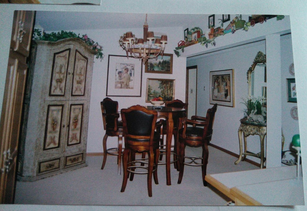 Foto di un'ampia sala da pranzo aperta verso la cucina con pareti beige, parquet scuro, camino classico e cornice del camino in pietra