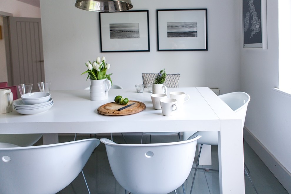 Источник вдохновения для домашнего уюта: столовая в морском стиле с белыми стенами и деревянным полом
