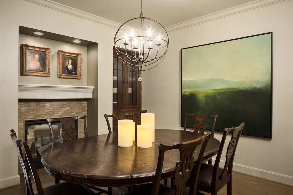 Источник вдохновения для домашнего уюта: столовая в классическом стиле с серыми стенами, двусторонним камином и фасадом камина из плитки